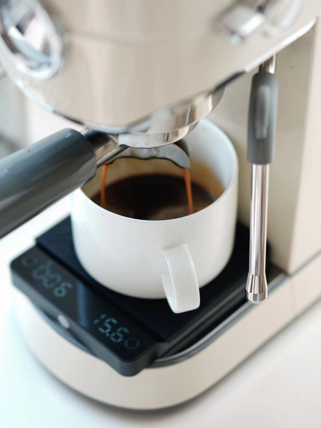 zeroHero Yunzhi 云智 Coffee Scale on an espresso machine with low clearance.